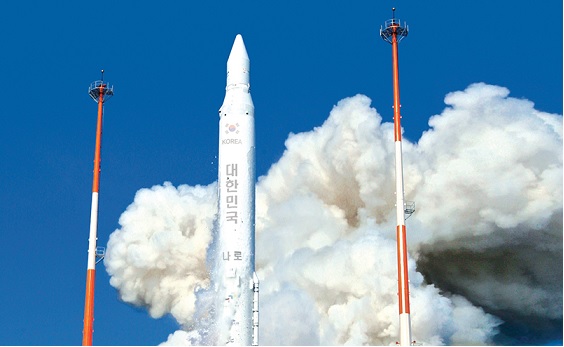 한국 최초 우주발사체 나로호.jpg