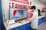 1.14 한국폴리텍대학 영남융합기술캠퍼스 스마트패션소재과 학생이 3D프린터를 활용해 자카드 제품 디자인 실습을 하고 있다..jpg